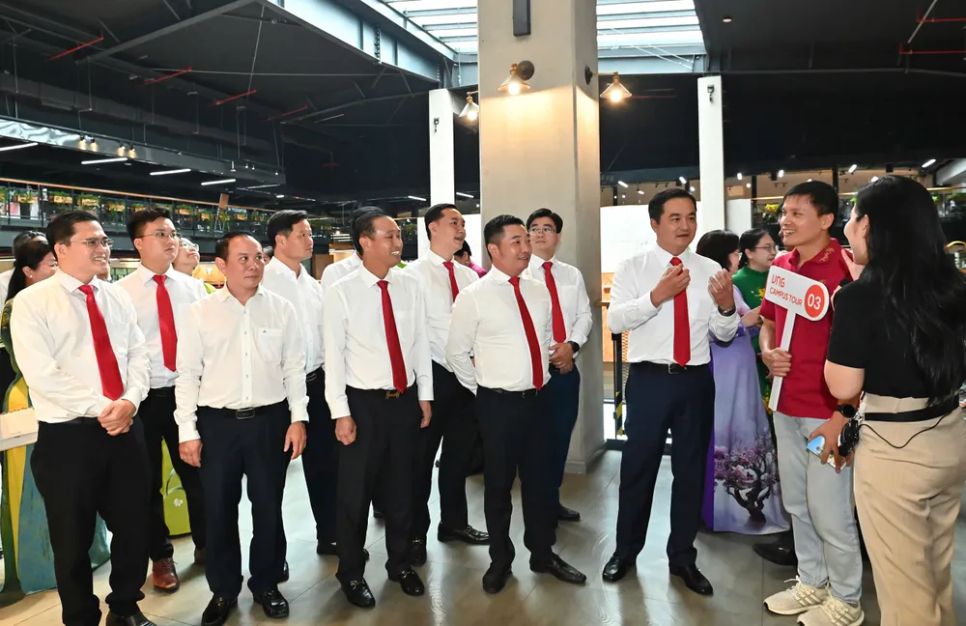 Đoàn đại biểu dự Đại hội Đảng bộ TPHCM tham quan Bảo tàng Lịch sử TPHCM