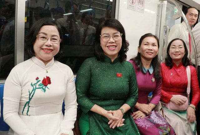 <span>Bà Trương Lê Mỹ Ngọc - Bí thư Đảng ủy phường Tân Sơn Hòa, cùng các đại biểu trải nghiệm tuyến Metro số 1 - Ảnh: VGP/Vũ Phong</span>
