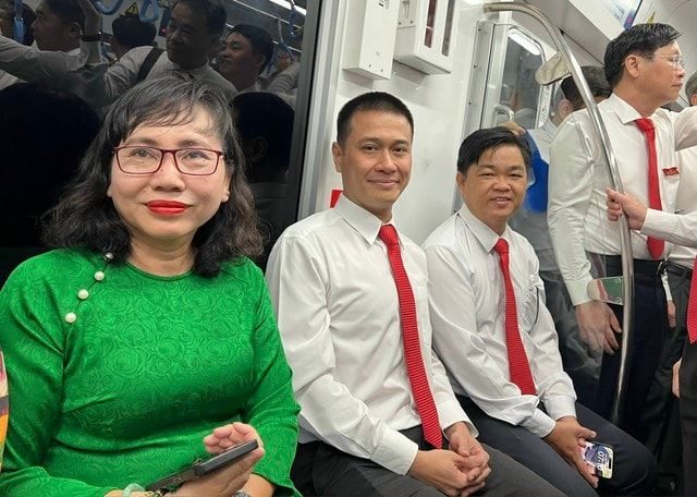 <span>Ông Lê Văn Minh - Phó Trưởng Ban Tuyên giáo và Dân vận Thành ủy TPHCM (người ngồi ngoài cùng bên phải) cùng các đại biểu tham dự Đại hội Đảng bộ TPHCM lần thứ I, trải nghiệm tuyến Metro số 1. Ảnh: VGP/Vũ Phong</span>