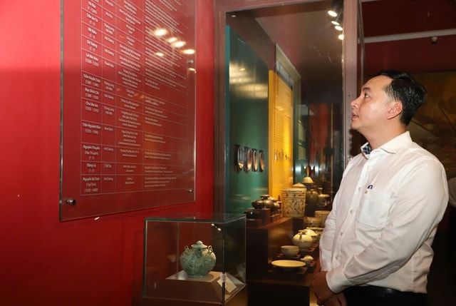 <span>Ông Mai Hữu Quyết - Bí thư Đảng ủy phường Thủ Đức trong đoàn đại biểu dự Đại hội Đảng bộ TPHCM lần thứ I tham quan Bảo tàng Lịch sử TPHCM - Ảnh: VGP/Vũ Phong</span>