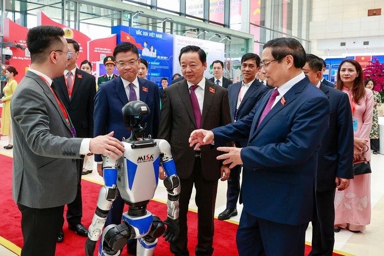 Thủ tướng Phạm Minh Chính và các đại biểu trải nghiệm một số sản phẩm được trưng bày tại triển lãm nhân dịp Đại hội. Ảnh: VGP