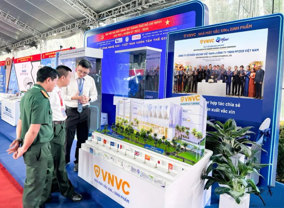 VNVC giới thiệu mô hình nhà máy vaccine và sinh phẩm hiện đại, với tổng vốn đầu tư ban đầu gần 2.500 tỷ đồng, công suất 100 triệu liều/năm, được xây dựng theo chuẩn quốc tế WHO, EU, FDA, thu hút các đại biểu tham quan và đánh giá rất cao VNVC giới thiệu mô hình nhà máy vaccine và sinh phẩm hiện đại, với tổng vốn đầu tư ban đầu gần 2.500 tỷ đồng, công suất 100 triệu liều/năm, được xây dựng theo chuẩn quốc tế WHO, EU, FDA, thu hút các đại biểu tham quan và đánh giá rất cao