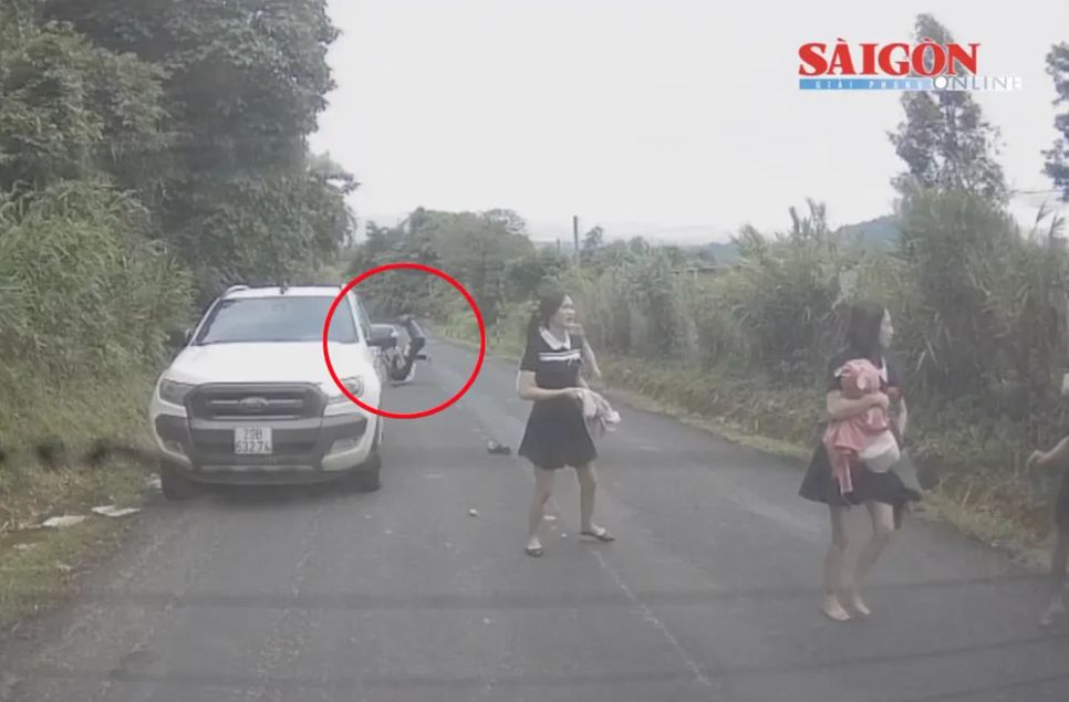 Người đi cùng xe anh V.Th.C cũng bị đánh, ngã lăn giữa đường. Ảnh chụp lại từ camera Người đi cùng xe anh V.Th.C cũng bị đánh, ngã lăn giữa đường. Ảnh chụp lại từ camera