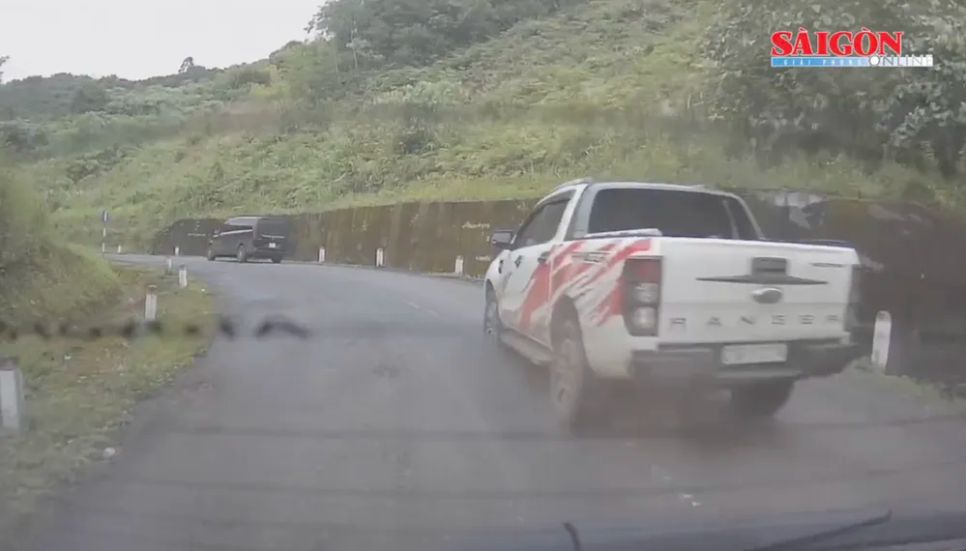 Xe bán tải sau va chạm tiếp tục di chuyển, không dừng lại hiện trường xử lý vụ việc. Ảnh chụp lại từ camera Xe bán tải sau va chạm tiếp tục di chuyển, không dừng lại hiện trường xử lý vụ việc. Ảnh chụp lại từ camera