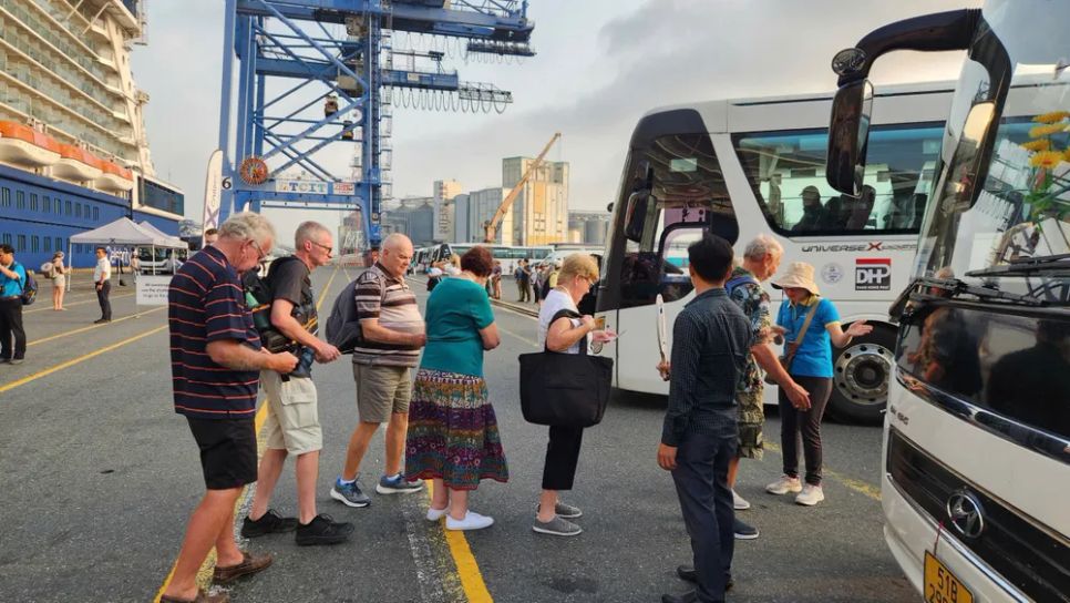 Khách tàu biển quốc tế chuẩn bị lên xe trung chuyển tham quan TPHCM do Lữ hành Saigontourist tiếp đón Khách tàu biển quốc tế chuẩn bị lên xe trung chuyển tham quan TPHCM do Lữ hành Saigontourist tiếp đón