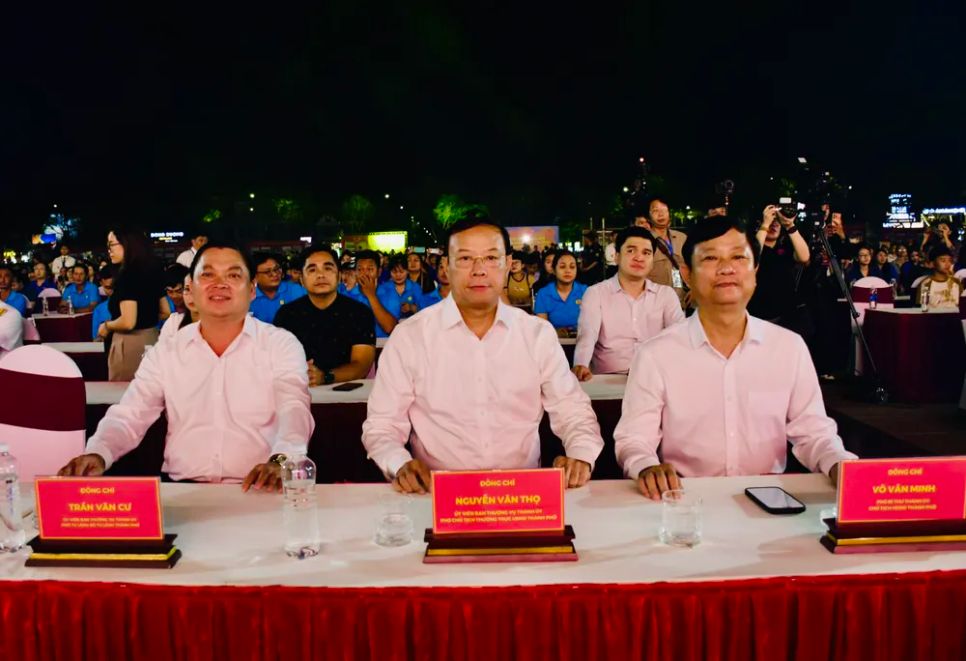 Các đồng chí (từ phải qua): Võ Văn Minh, Phó Bí thư Thành ủy, Chủ tịch HĐND TPHCM; Nguyễn Văn Thọ, Phó Chủ tịch Thường trực UBND TPHCM; Trần Văn Cư, Phó Tư lệnh Bộ Tư lệnh TPHCM tham dự chương trình tại điểm cầu phường Bà Rịa. Ảnh: TRÚC GIANG Các đồng chí (từ phải qua): Võ Văn Minh, Phó Bí thư Thành ủy, Chủ tịch HĐND TPHCM; Nguyễn Văn Thọ, Phó Chủ tịch Thường trực UBND TPHCM; Trần Văn Cư, Phó Tư lệnh Bộ Tư lệnh TPHCM tham dự chương trình tại điểm cầu phường Bà Rịa. Ảnh: TRÚC GIANG