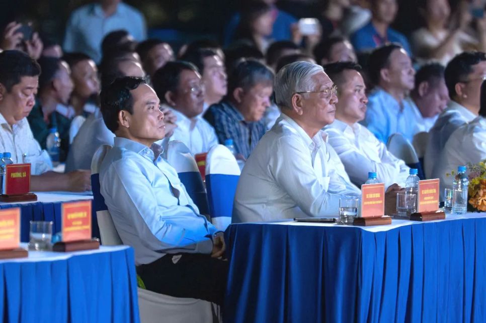 Đồng chí Trần Lưu Quang, Bí thư Thành ủy TPHCM, dự chương trình nghệ thuật tại điểm cầu phường Bình Dương. Ảnh: TÂM TRANG Đồng chí Trần Lưu Quang, Bí thư Thành ủy TPHCM, dự chương trình nghệ thuật tại điểm cầu phường Bình Dương. Ảnh: TÂM TRANG