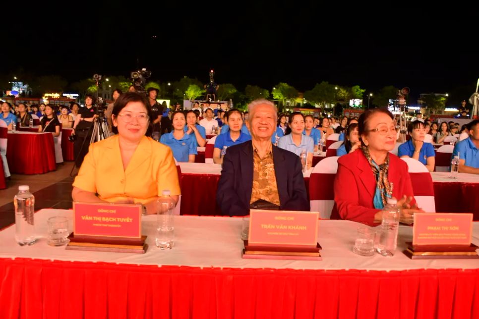 Đồng chí Văn Thị Bạch Tuyết, Phó Bí thư Thành ủy, Trưởng Ban Tổ chức Thành ủy TPHCM cùng các đại biểu tham dự chương trình nghệ thuật tại điểm cầu phường Bà Rịa. Ảnh: TRÚC GIANG Đồng chí Văn Thị Bạch Tuyết, Phó Bí thư Thành ủy, Trưởng Ban Tổ chức Thành ủy TPHCM cùng các đại biểu tham dự chương trình nghệ thuật tại điểm cầu phường Bà Rịa. Ảnh: TRÚC GIANG