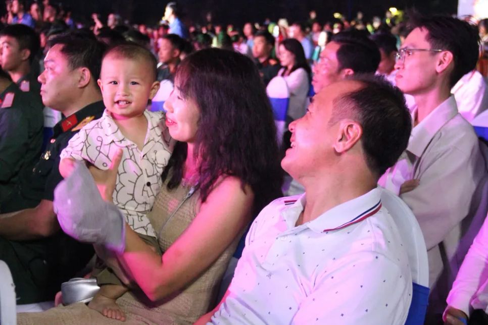 Khán giả dự chương trình tại điểm cầu phường Bình Dương. Ảnh: TÂM TRANG Khán giả dự chương trình tại điểm cầu phường Bình Dương. Ảnh: TÂM TRANG