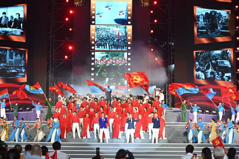 Tiết mục nghệ thuật trong chương trình. Ảnh: DŨNG PHƯƠNG Tiết mục nghệ thuật trong chương trình. Ảnh: DŨNG PHƯƠNG