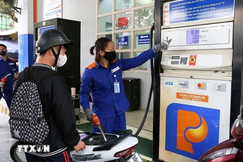Giá xăng đồng loạt tăng lên mức gần 20.000 đồng mỗi lít Giá xăng đồng loạt tăng lên mức gần 20.000 đồng mỗi lít