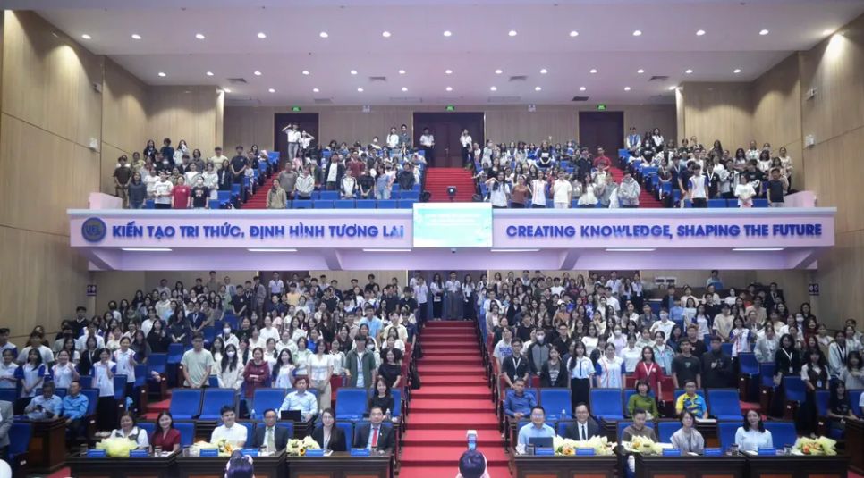 Hội thảo có sự tham gia của sinh viên và giảng viên tại UEL