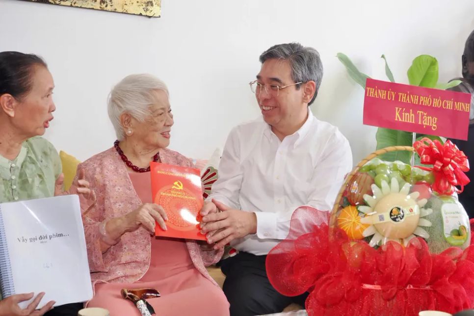 Đồng chí Nguyễn Phước Lộc thăm hỏi đạo diễn, nhà văn Xuân Phượng. Ảnh: HOÀNG HÙNG Đồng chí Nguyễn Phước Lộc thăm hỏi đạo diễn, nhà văn Xuân Phượng. Ảnh: HOÀNG HÙNG