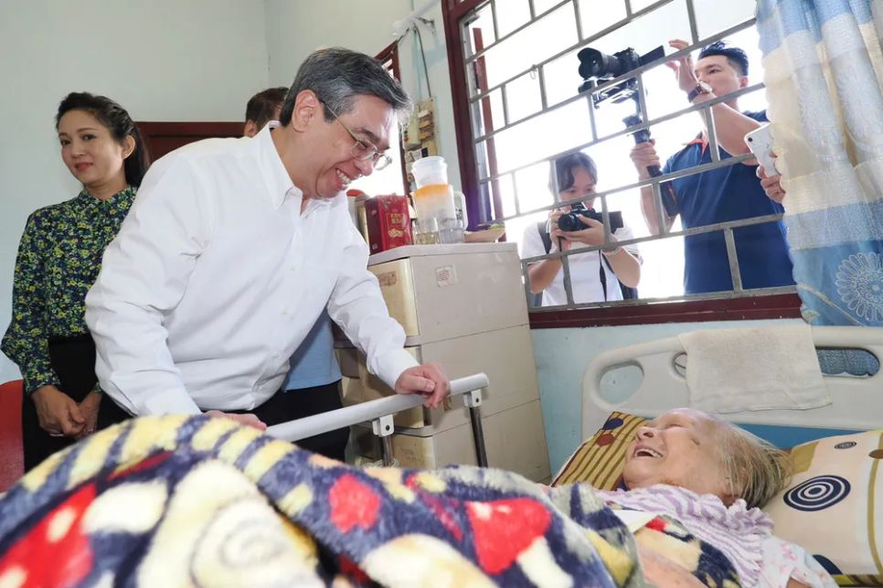 Nghệ sĩ Ngọc Đáng vui mừng đón nhận sự quan tâm thăm hỏi của đồng chí Nguyễn Phước Lộc. Ảnh: HOÀNG HÙNG Nghệ sĩ Ngọc Đáng vui mừng đón nhận sự quan tâm thăm hỏi của đồng chí Nguyễn Phước Lộc. Ảnh: HOÀNG HÙNG