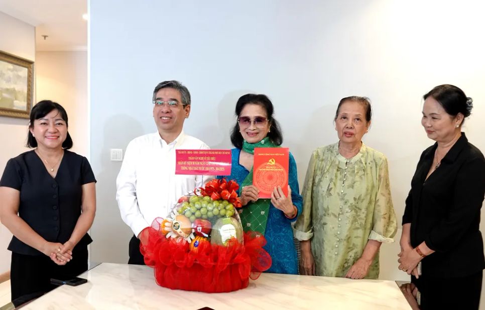 NSND Trà Giang vui mừng và hạnh phúc khi nhận được sự quan tâm, thăm hỏi ân cần của đoàn lãnh đạo TPHCM. Ảnh: THÚY BÌNH NSND Trà Giang vui mừng và hạnh phúc khi nhận được sự quan tâm, thăm hỏi ân cần của đoàn lãnh đạo TPHCM. Ảnh: THÚY BÌNH