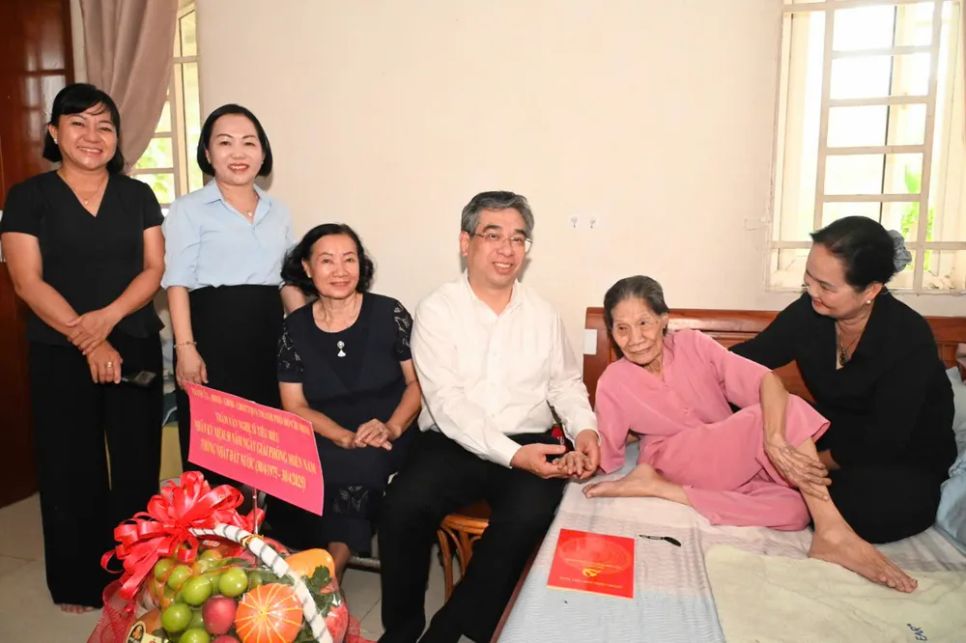 Phó Bí thư Thành ủy TPHCM Nguyễn Phước Lộc cùng các đại biểu đoàn lãnh đạo Thành phố đến thăm và tặng quà nhà thơ Lê Giang. Ảnh: VÕ THANH Phó Bí thư Thành ủy TPHCM Nguyễn Phước Lộc cùng các đại biểu đoàn lãnh đạo Thành phố đến thăm và tặng quà nhà thơ Lê Giang. Ảnh: VÕ THANH