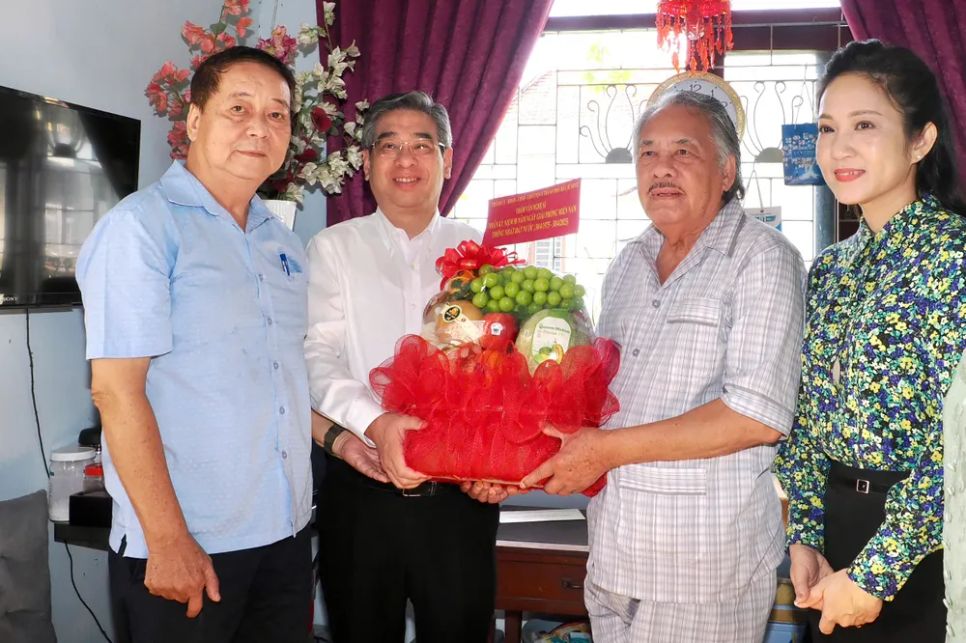 Phó Bí thư Thành ủy TPHCM Nguyễn Phước Lộc, Phó Giám đốc Sở VH-TT TPHCM Nguyễn Thị Thanh Thúy, Phó Chủ tịch Hội Sân khấu TPHCM Tôn Thất Cần, thăm và tặng quà nghệ sĩ Huỳnh Thanh Trà. Ảnh: HOÀNG HÙNG Phó Bí thư Thành ủy TPHCM Nguyễn Phước Lộc, Phó Giám đốc Sở VH-TT TPHCM Nguyễn Thị Thanh Thúy, Phó Chủ tịch Hội Sân khấu TPHCM Tôn Thất Cần, thăm và tặng quà nghệ sĩ Huỳnh Thanh Trà. Ảnh: HOÀNG HÙNG