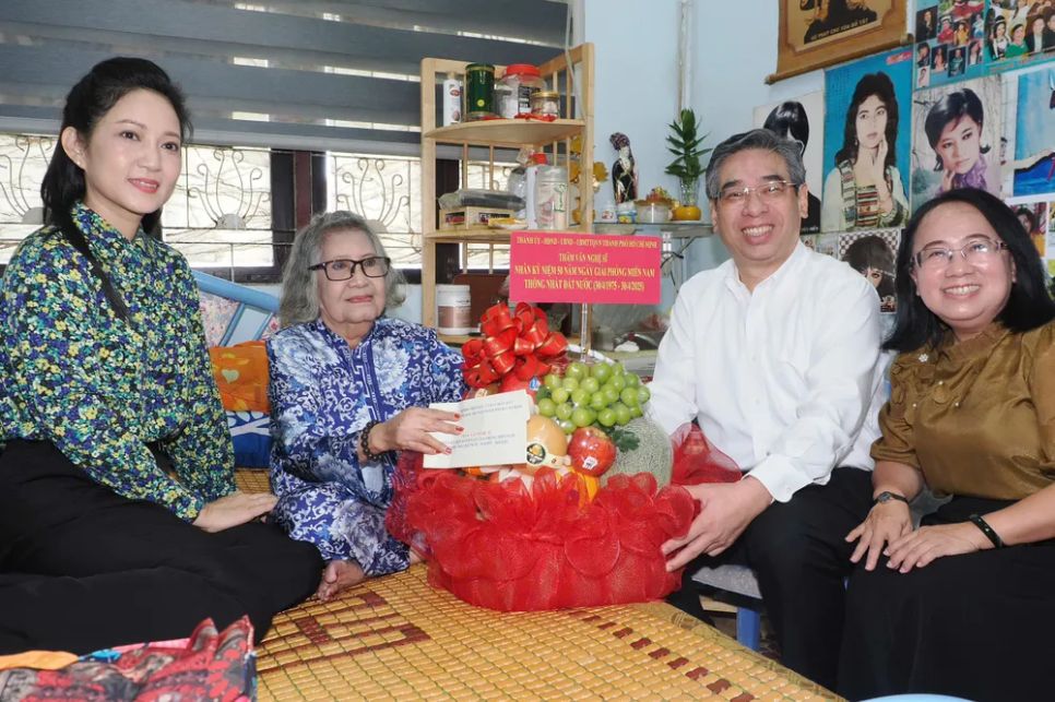Phó Bí thư Thành ủy TPHCM Nguyễn Phước Lộc, Phó Trưởng Ban Tuyên giáo và Dân vận Thành ủy TPHCM Đinh Thị Thanh Thủy, Phó Giám đốc Sở VHTT TPHCM Nguyễn Thị Thanh Thúy thăm và tặng quà NSƯT Diệu Hiền. Ảnh: HOÀNG HÙNG <br> Phó Bí thư Thành ủy TPHCM Nguyễn Phước Lộc, Phó Trưởng Ban Tuyên giáo và Dân vận Thành ủy TPHCM Đinh Thị Thanh Thủy, Phó Giám đốc Sở VHTT TPHCM Nguyễn Thị Thanh Thúy thăm và tặng quà NSƯT Diệu Hiền. Ảnh: HOÀNG HÙNG <br>