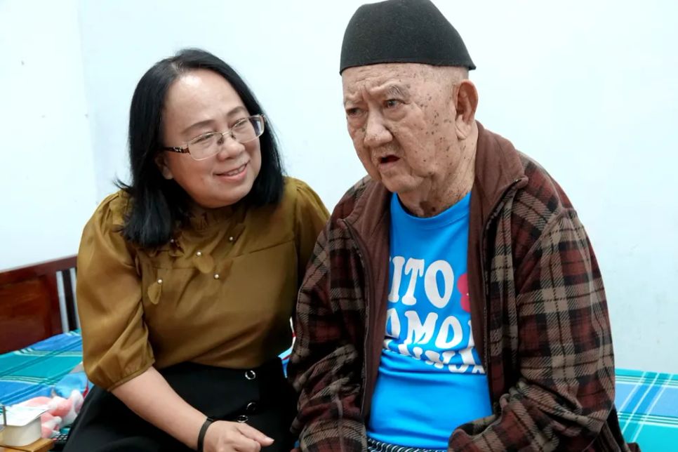 Phó Trưởng Ban Tuyên giáo và Dân vận Thành ủy TPHCM Đinh Thị Thanh Thủy thăm hỏi sức khỏe của nghệ sĩ Mạc Can. Ảnh: THÚY BÌNH Phó Trưởng Ban Tuyên giáo và Dân vận Thành ủy TPHCM Đinh Thị Thanh Thủy thăm hỏi sức khỏe của nghệ sĩ Mạc Can. Ảnh: THÚY BÌNH