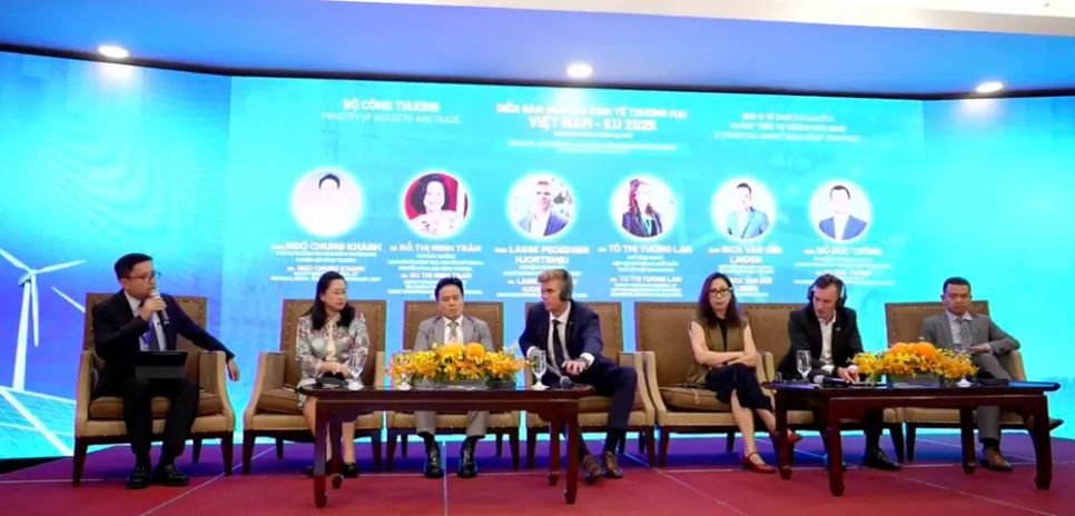 Các đại biểu thảo luận giải pháp mở rộng thị phần cho hàng Việt tại thị trường châu Âu trong diễn đàn Các đại biểu thảo luận giải pháp mở rộng thị phần cho hàng Việt tại thị trường châu Âu trong diễn đàn