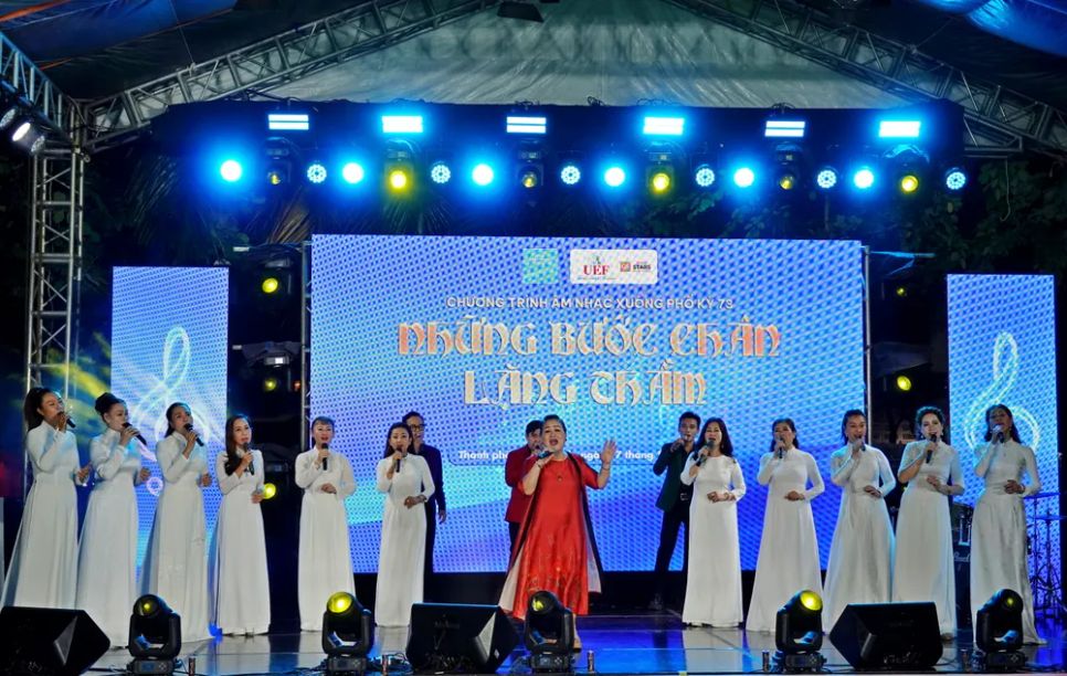 NSƯT Quỳnh Liên cùng các ca sĩ trong CLB Nữ Nghệ sĩ Thành phố, biểu diễn ca khúc NSƯT Quỳnh Liên cùng các ca sĩ trong CLB Nữ Nghệ sĩ Thành phố, biểu diễn ca khúc