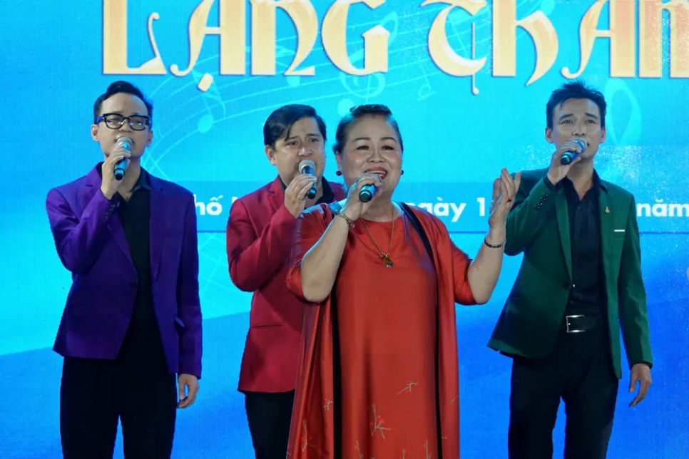 NSƯT Quỳnh Liên và nhóm ca Ánh Dương biểu diễn trong chương trình Âm nhạc xuống phố chủ đề NSƯT Quỳnh Liên và nhóm ca Ánh Dương biểu diễn trong chương trình Âm nhạc xuống phố chủ đề
