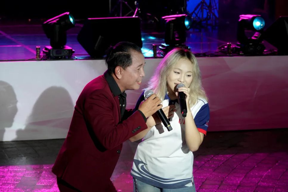 NSƯT Thanh Sử song ca cùng sinh viên Bảo Thy của Trường đại học UEF. Ảnh: THÚY BÌNH NSƯT Thanh Sử song ca cùng sinh viên Bảo Thy của Trường đại học UEF. Ảnh: THÚY BÌNH