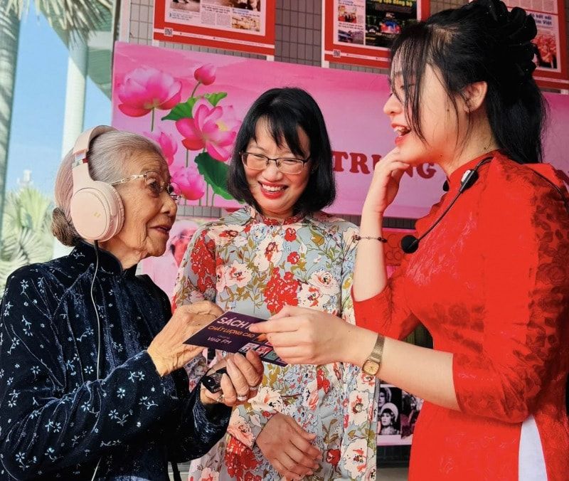 Bà Trần Thị Diệu Thúy - Phó Chủ tịch UBND TP.HCM và NSƯT Phi Điểu tham quan các tác phẩm hội họa về Trường Sa tại Không gian triển lãm Báo chí - Xuất bản. Bà Trần Thị Diệu Thúy - Phó Chủ tịch UBND TP.HCM và NSƯT Phi Điểu tham quan các tác phẩm hội họa về Trường Sa tại Không gian triển lãm Báo chí - Xuất bản.