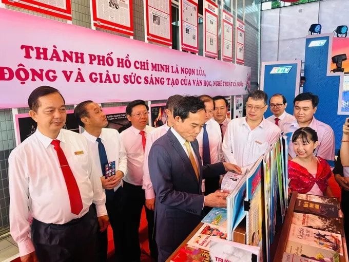 Bí thư Thành ủy TP.HCM Trần Lưu Quang và các đồng chí lãnh đạo thành phố tham quan không gian trưng bày tại Không gian triển lãm báo chí - xuất bản sáng 18/10 Bí thư Thành ủy TP.HCM Trần Lưu Quang và các đồng chí lãnh đạo thành phố tham quan không gian trưng bày tại Không gian triển lãm báo chí - xuất bản sáng 18/10