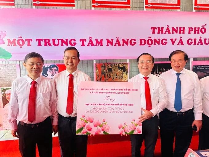 Trưởng ban Tuyên giáo và Dân vận Thành ủy TP.HCM Dương Anh Đức cùng đại diện Sở Văn hóa - Thể thao TP.HCM, các đơn vị báo chí - xuất bản trao tặng Không gian “Cây tri thức” và 126.000 quyển sách đến Học viện Cán bộ TP.HCM Trưởng ban Tuyên giáo và Dân vận Thành ủy TP.HCM Dương Anh Đức cùng đại diện Sở Văn hóa - Thể thao TP.HCM, các đơn vị báo chí - xuất bản trao tặng Không gian “Cây tri thức” và 126.000 quyển sách đến Học viện Cán bộ TP.HCM