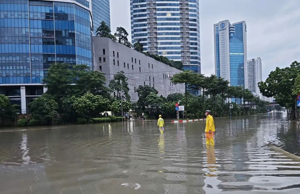 Nhiều tuyến đường ở Hà Nội cũng ngập nặng sau khi bị ảnh hưởng mưa bão. Ảnh: Trung Nguyên/Báo Tin tức và Dân tộc Nhiều tuyến đường ở Hà Nội cũng ngập nặng sau khi bị ảnh hưởng mưa bão. Ảnh: Trung Nguyên/Báo Tin tức và Dân tộc