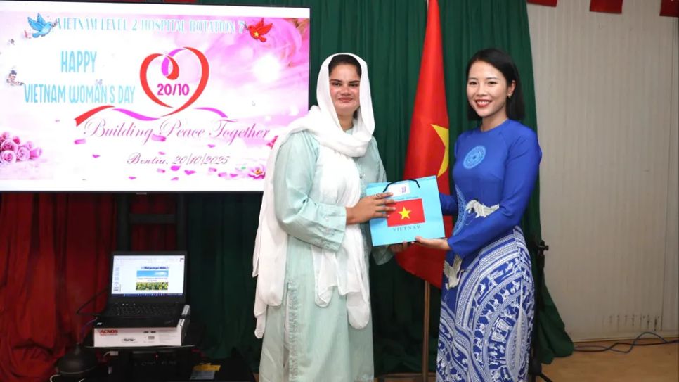 Đại diện Hội Phụ nữ cơ sở Bệnh viện Dã chiến cấp 2 số 7 tặng quà cho phụ nữ đơn vị bạn Đại diện Hội Phụ nữ cơ sở Bệnh viện Dã chiến cấp 2 số 7 tặng quà cho phụ nữ đơn vị bạn