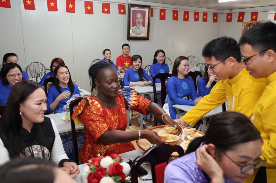 Giới thiệu ẩm thực Việt Nam với bạn bè quốc tế Giới thiệu ẩm thực Việt Nam với bạn bè quốc tế