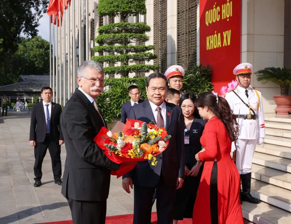 Chủ tịch Quốc hội Trần Thanh Mẫn đón Chủ tịch Quốc hội Hungary Kover Laszlo. Ảnh: VIẾT CHUNG