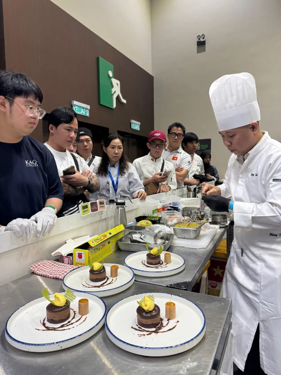 Đầu bếp Việt chế biến món ăn tại một cuộc thi quốc tế Đầu bếp Việt chế biến món ăn tại một cuộc thi quốc tế