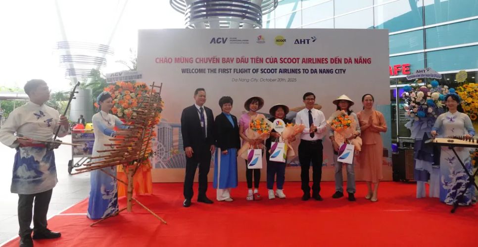 3 hành khách may mắn đầu tiên đáp sân bay Đà Nẵng đã được tặng hoa tươi, quà lưu niệm. Ảnh: XUÂN QUỲNH 3 hành khách may mắn đầu tiên đáp sân bay Đà Nẵng đã được tặng hoa tươi, quà lưu niệm. Ảnh: XUÂN QUỲNH