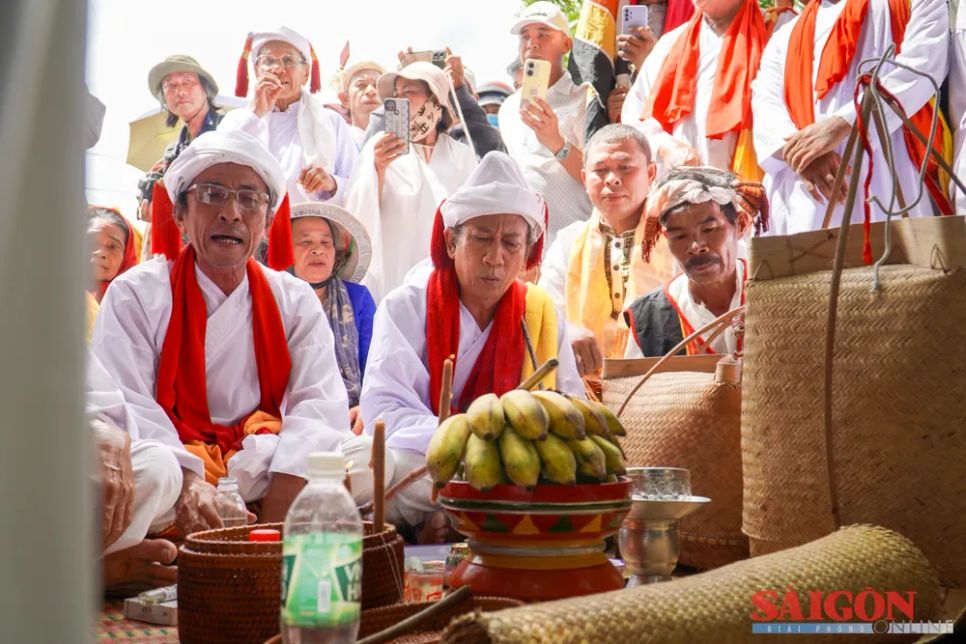 Để thực hiện lễ đón y trang, những người già trong làng chuẩn bị đốt sáp, trầm, soạn lễ vật trầu, cau... rồi bày biện chờ các chức sắc trong làng đến làm lễ trao y trang. Ảnh: HIẾU GIANG Để thực hiện lễ đón y trang, những người già trong làng chuẩn bị đốt sáp, trầm, soạn lễ vật trầu, cau... rồi bày biện chờ các chức sắc trong làng đến làm lễ trao y trang. Ảnh: HIẾU GIANG