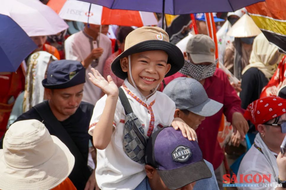Đoàn người lớn, bé đi thành hàng dài phía sau. Tất cả di chuyển tới vị trí làm lễ đón rước y trang Đoàn người lớn, bé đi thành hàng dài phía sau. Tất cả di chuyển tới vị trí làm lễ đón rước y trang