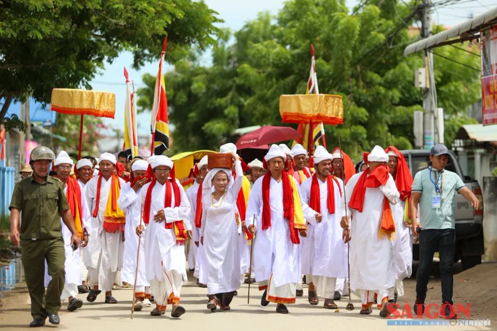 Đồng bào Chăm rộn ràng rước y trang, mừng đón Lễ hội Katê 2025 Đồng bào Chăm rộn ràng rước y trang, mừng đón Lễ hội Katê 2025