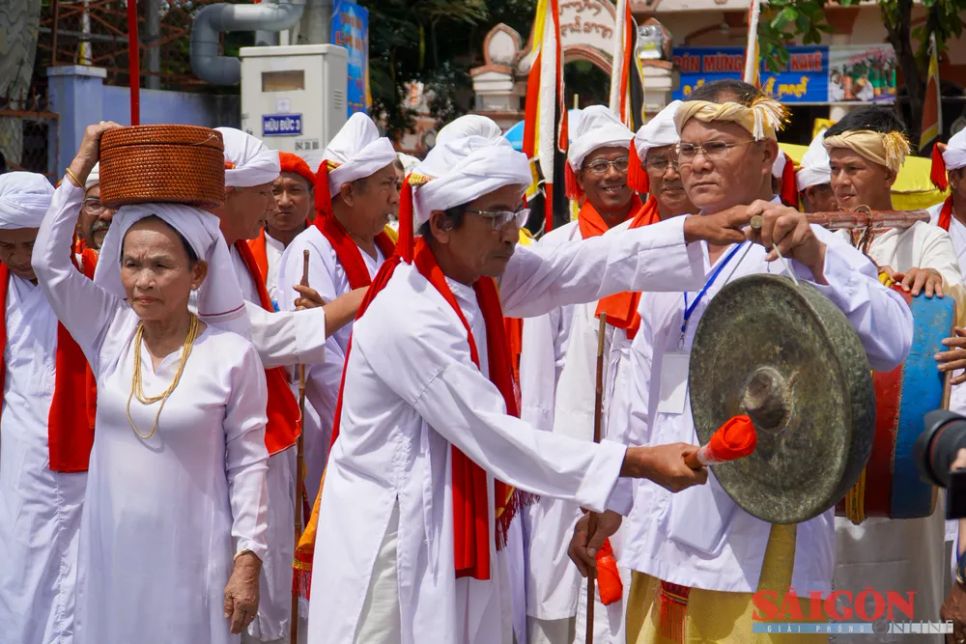 Đúng 13 giờ, sau hồi chiêng, trống báo hiệu, đoàn rước chính thức khởi hành. Dẫn đầu là các vị chức sắc Chăm theo đạo Bàlamôn. Tiếp đến là đội khiêng kiệu với cờ lọng Đúng 13 giờ, sau hồi chiêng, trống báo hiệu, đoàn rước chính thức khởi hành. Dẫn đầu là các vị chức sắc Chăm theo đạo Bàlamôn. Tiếp đến là đội khiêng kiệu với cờ lọng