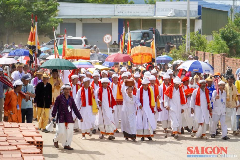 Dưới ánh nắng chói chang, đoàn rước Y trang Nữ thần xứ sở Pô Inư Nưgar qua các ngõ làng Chăm Hữu Đức, hướng đến sân vận động thôn Hữu Đức. Ảnh: HIẾU GIANG Dưới ánh nắng chói chang, đoàn rước Y trang Nữ thần xứ sở Pô Inư Nưgar qua các ngõ làng Chăm Hữu Đức, hướng đến sân vận động thôn Hữu Đức. Ảnh: HIẾU GIANG
