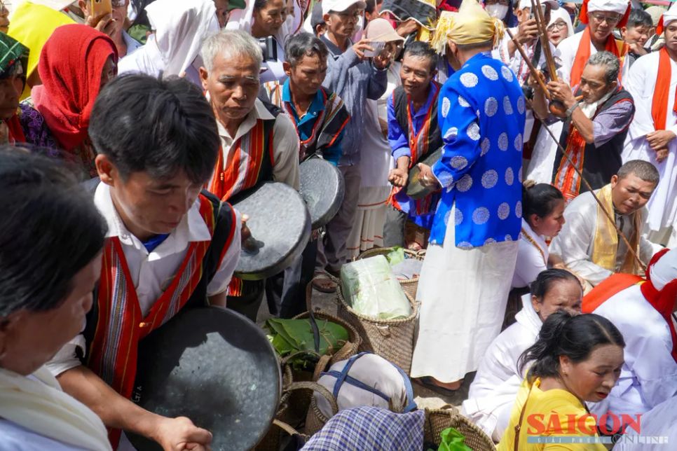 Người Chăm đón y trang do người Raglai trao - nghi thức linh thiêng thể hiện sự gắn kết giữa hai cộng đồng dân tộc anh em. Ảnh: HIẾU GIANG Người Chăm đón y trang do người Raglai trao - nghi thức linh thiêng thể hiện sự gắn kết giữa hai cộng đồng dân tộc anh em. Ảnh: HIẾU GIANG