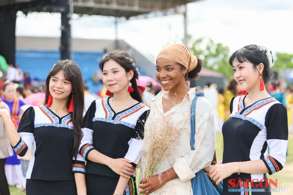Nhiều du khách thích thú khi được trải nghiệm không khí văn hóa Chăm sôi động, chiêm ngưỡng các nghi lễ tôn giáo và điệu múa truyền thống. Ảnh: HIẾU GIANG Nhiều du khách thích thú khi được trải nghiệm không khí văn hóa Chăm sôi động, chiêm ngưỡng các nghi lễ tôn giáo và điệu múa truyền thống. Ảnh: HIẾU GIANG