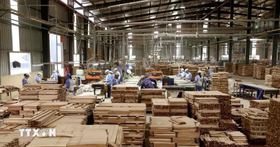 Sản xuất đồ gỗ xuất khẩu. (Ảnh: Vũ Sinh/TTXVN) Sản xuất đồ gỗ xuất khẩu. (Ảnh: Vũ Sinh/TTXVN)