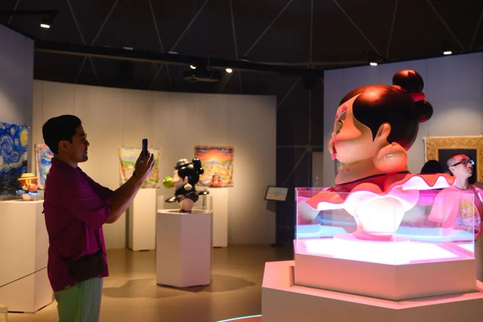 Khách tham quan triển lãm