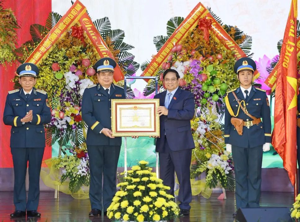 Thủ tướng Phạm Minh Chính trao danh hiệu Anh hùng Lực lượng vũ trang nhân dân tặng Quân chủng PK-KQ tại buổi lễ. Ảnh: VIẾT CHUNG Thủ tướng Phạm Minh Chính trao danh hiệu Anh hùng Lực lượng vũ trang nhân dân tặng Quân chủng PK-KQ tại buổi lễ. Ảnh: VIẾT CHUNG