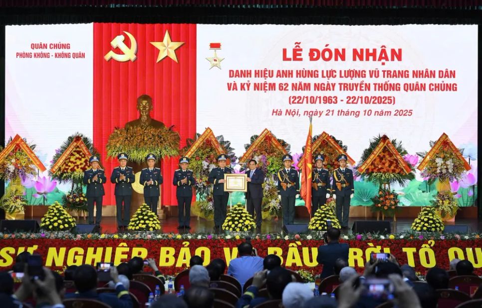 Thủ tướng Phạm Minh Chính trao danh hiệu Anh hùng Lực lượng vũ trang nhân dân tặng Quân chủng PK-KQ tại buổi lễ. Ảnh: VIẾT CHUNG Thủ tướng Phạm Minh Chính trao danh hiệu Anh hùng Lực lượng vũ trang nhân dân tặng Quân chủng PK-KQ tại buổi lễ. Ảnh: VIẾT CHUNG