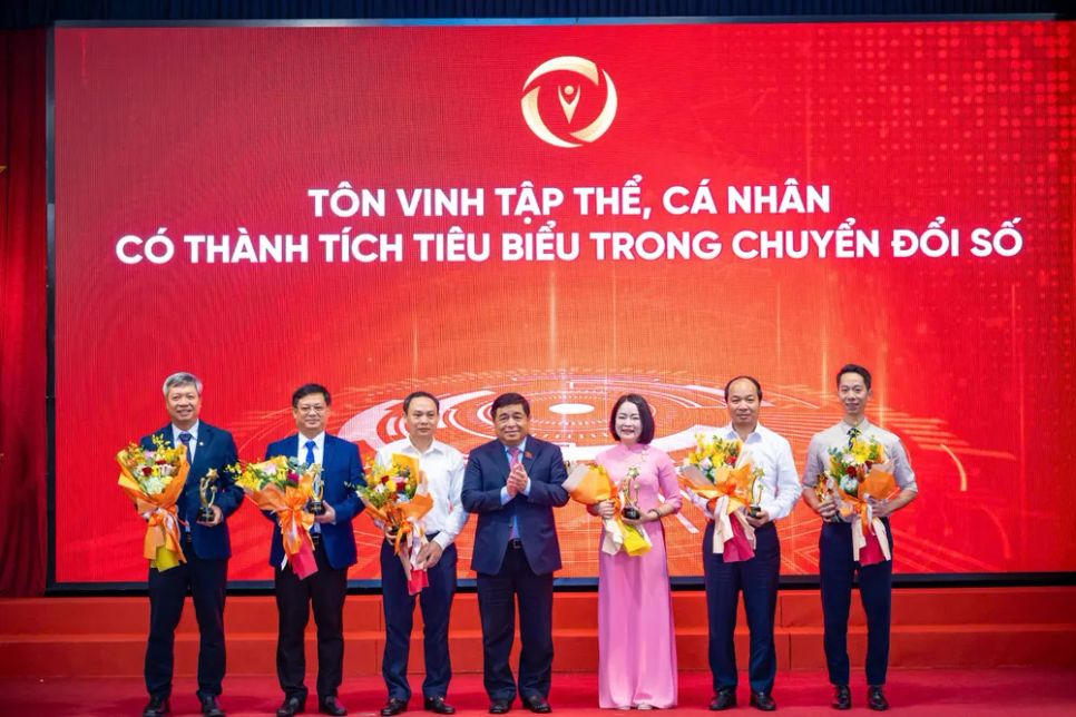 Phó Thủ tướng Chính phủ Nguyễn Chí Dũng tặng hoa và kỷ niệm chương cho tập thể, cá nhân có thành tích tiêu biểu trong chuyển đổi số Phó Thủ tướng Chính phủ Nguyễn Chí Dũng tặng hoa và kỷ niệm chương cho tập thể, cá nhân có thành tích tiêu biểu trong chuyển đổi số