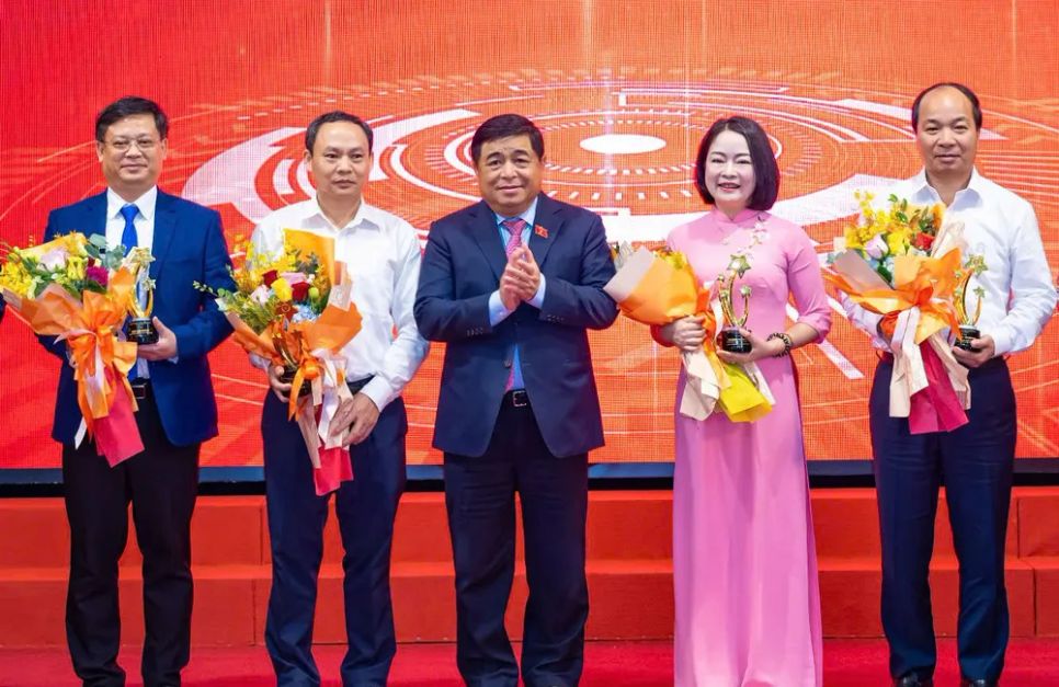 Phó Thủ tướng Nguyễn Chí Dũng tặng hoa và kỷ niệm chương cho tập thể, cá nhân có thành tích tiêu biểu trong chuyển đổi số Phó Thủ tướng Nguyễn Chí Dũng tặng hoa và kỷ niệm chương cho tập thể, cá nhân có thành tích tiêu biểu trong chuyển đổi số