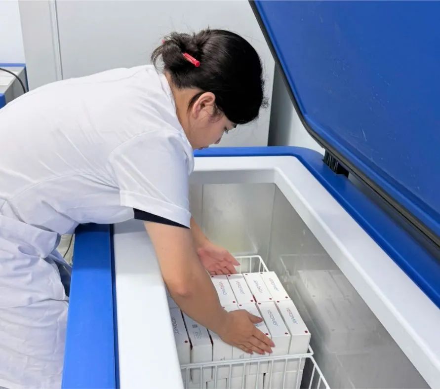 Nhân viên y tế đang sắp xếp vaccine phòng bệnh dại cho người do WHO hỗ trợ tại tỉnh Tuyên Quang Nhân viên y tế đang sắp xếp vaccine phòng bệnh dại cho người do WHO hỗ trợ tại tỉnh Tuyên Quang